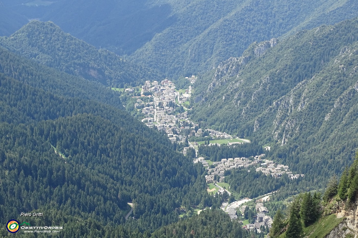 60 Salendo in Pizzo Badile vista su Piazzatorre.JPG